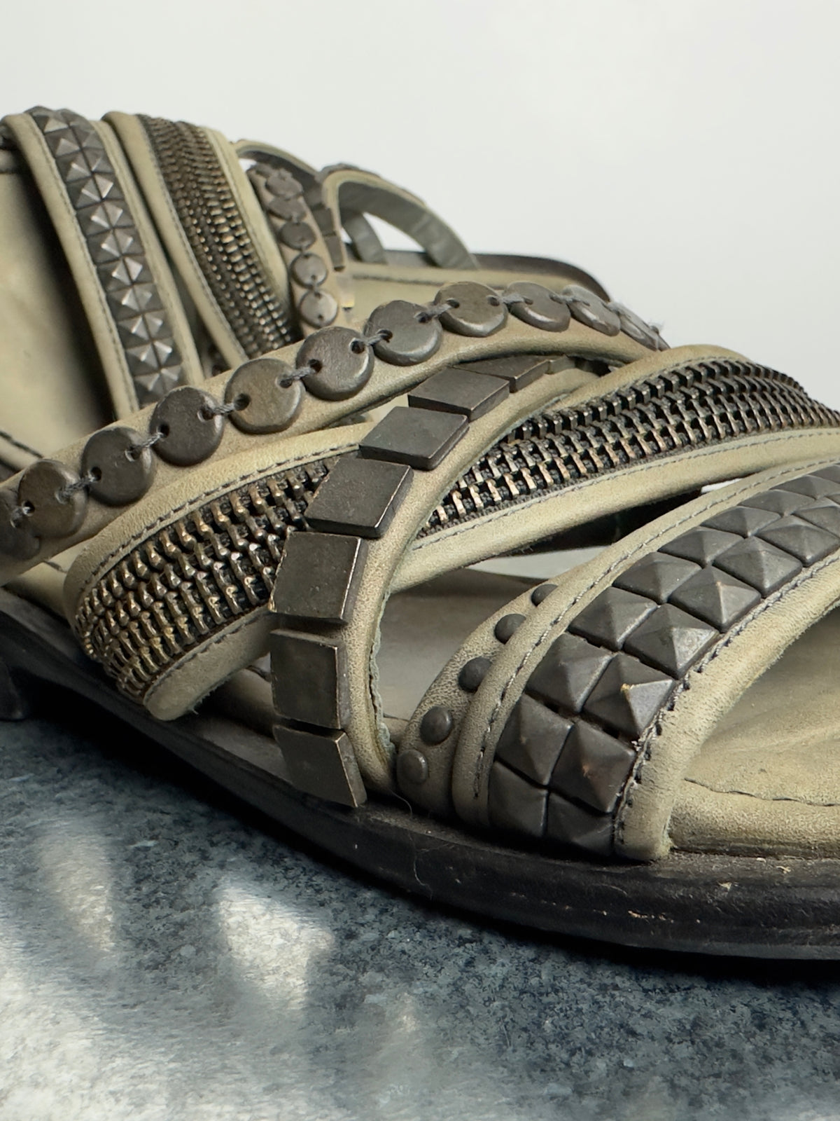 Studwork, chain mesh and disc bands close
