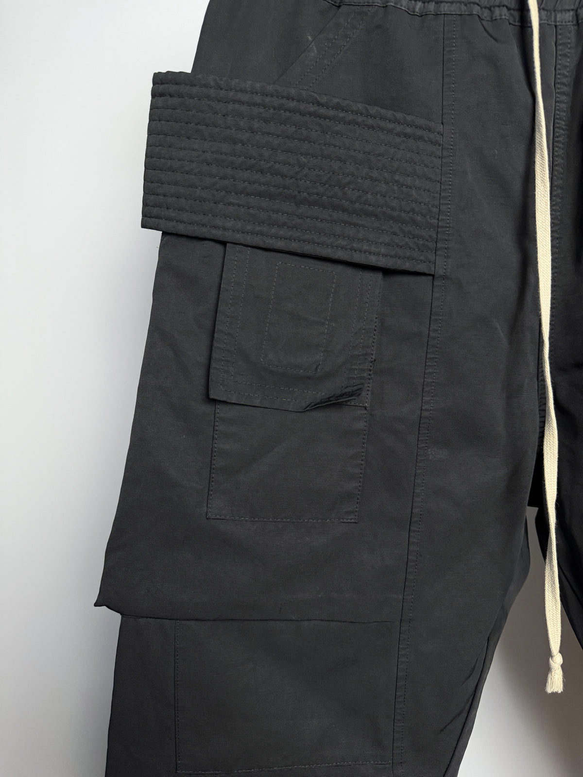 Quilted band over the cargo pocket