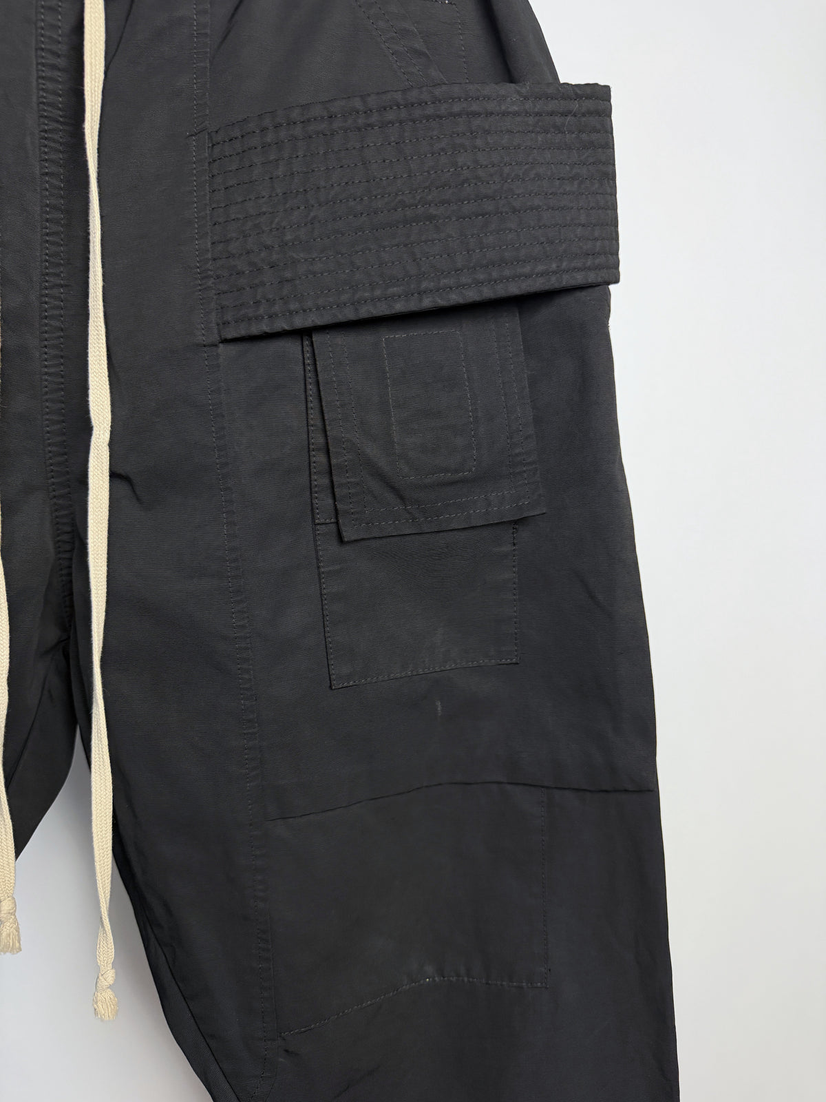 Cargo pocket with face flap and drawstring