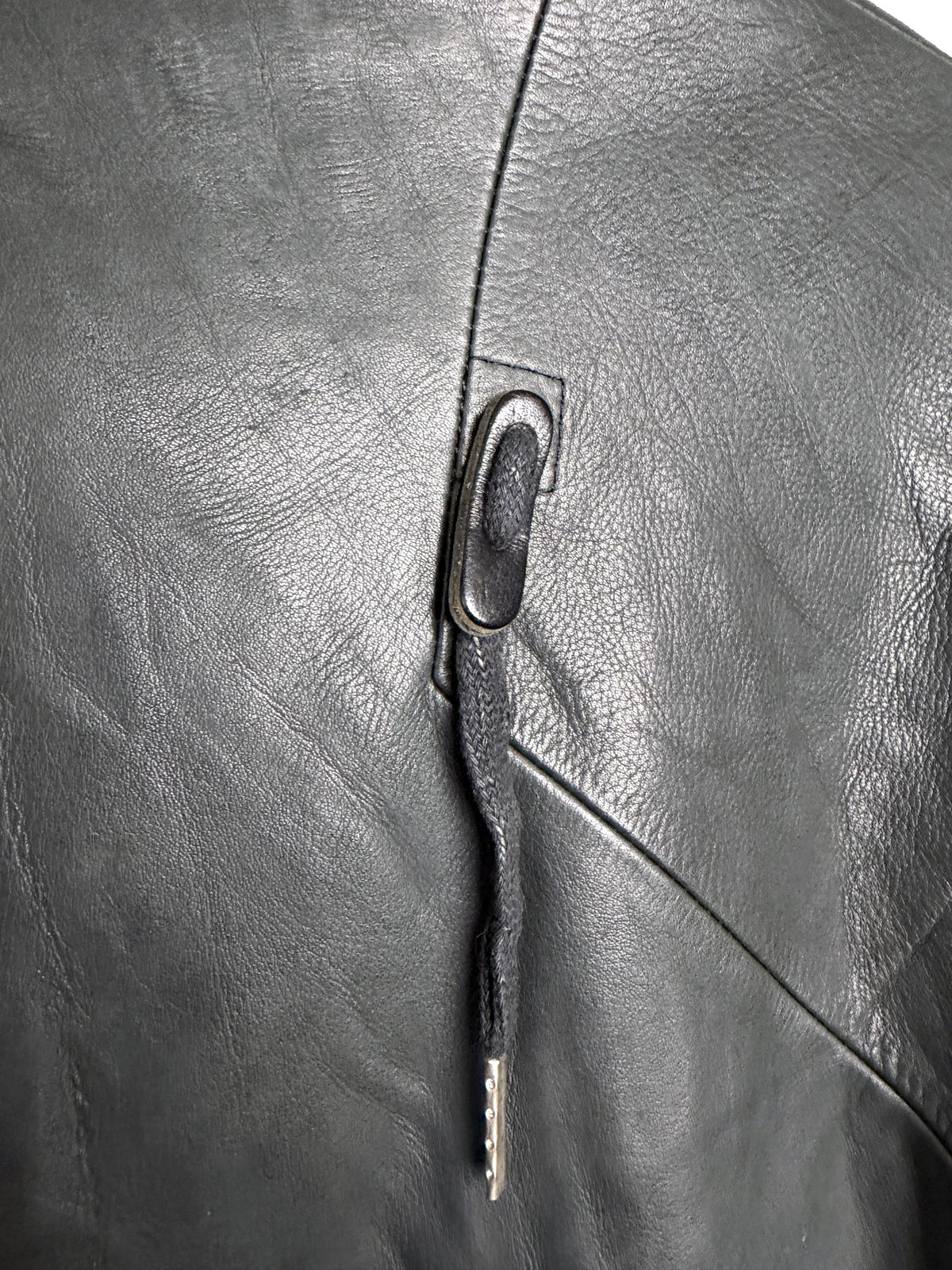 Back shoulder, cord through leather eyelet