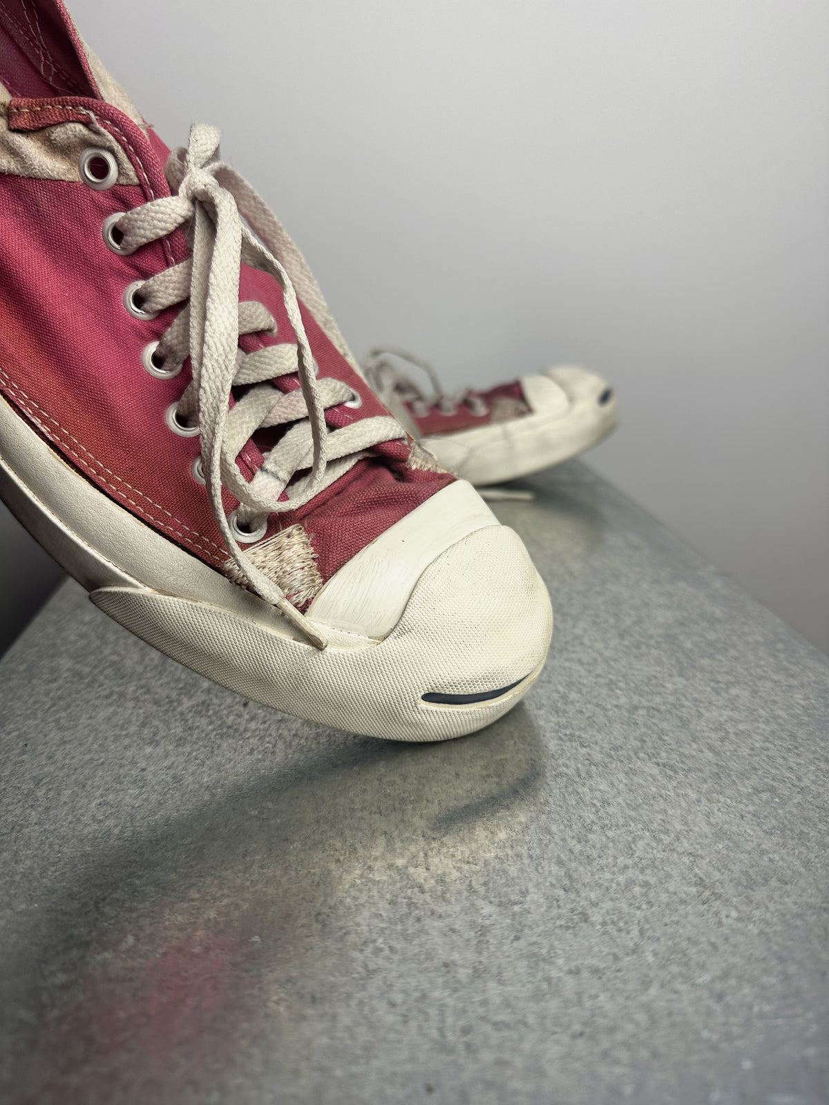 Toe close, fray at the eyelet stay