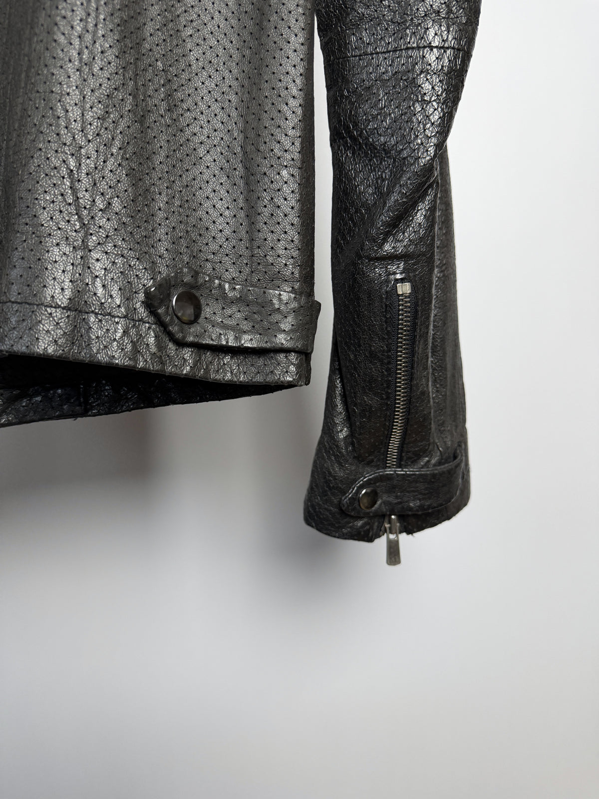 Sleeve vent zip and snap tab