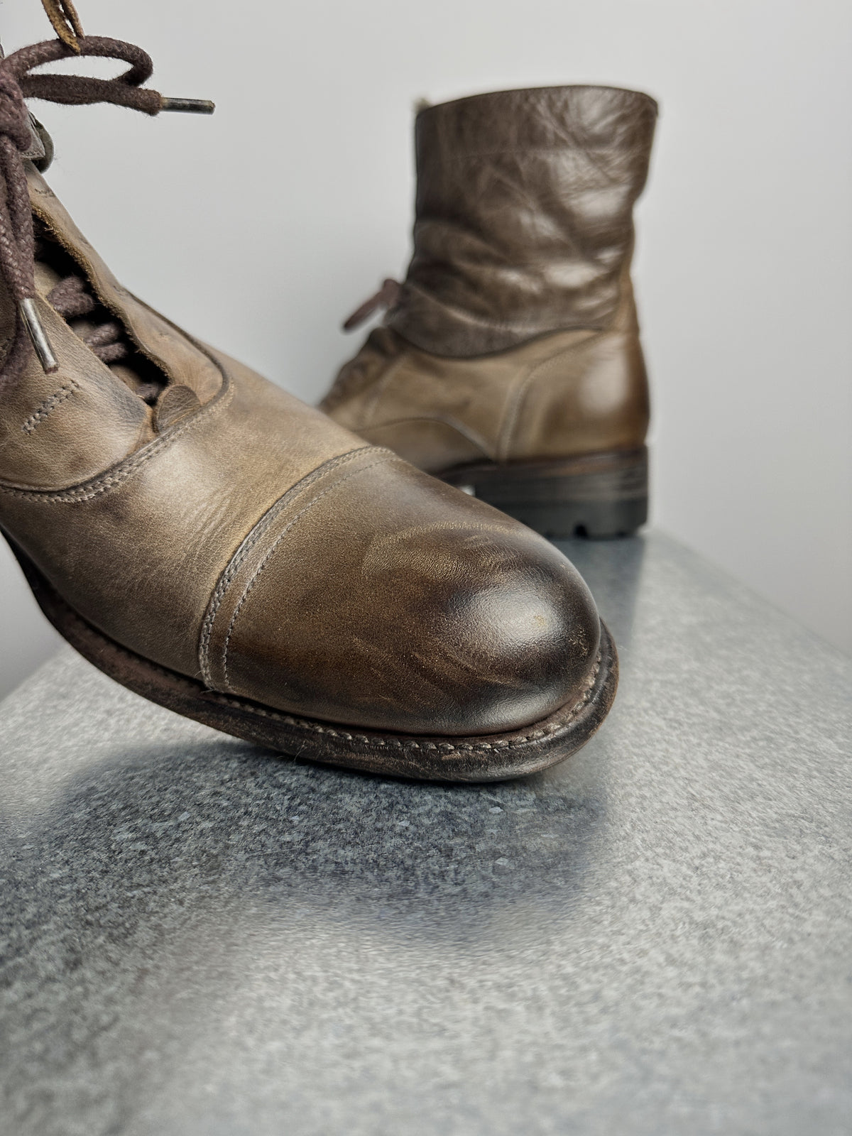 Cap toe, close