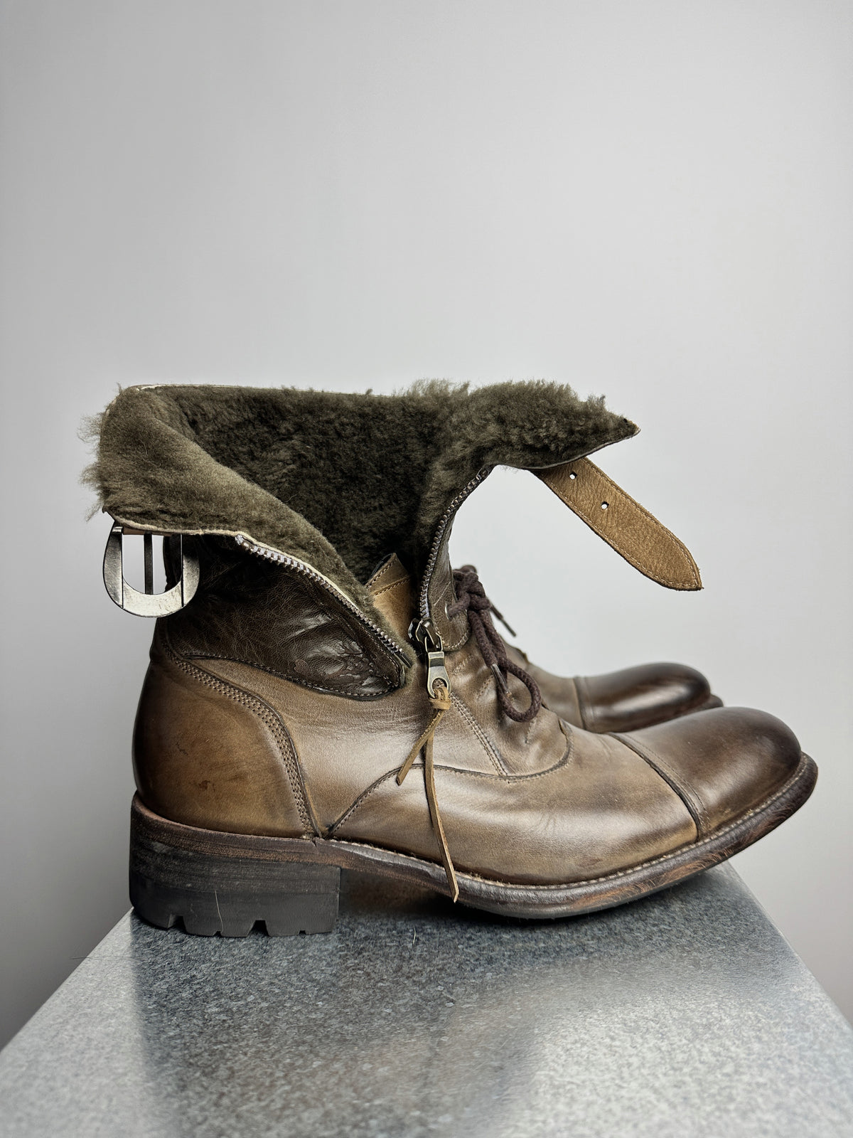 Folded open, shearling lining