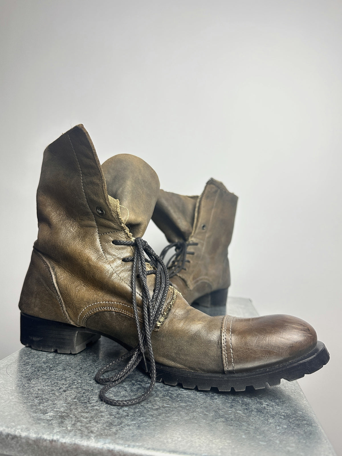 Pair, three-quarter