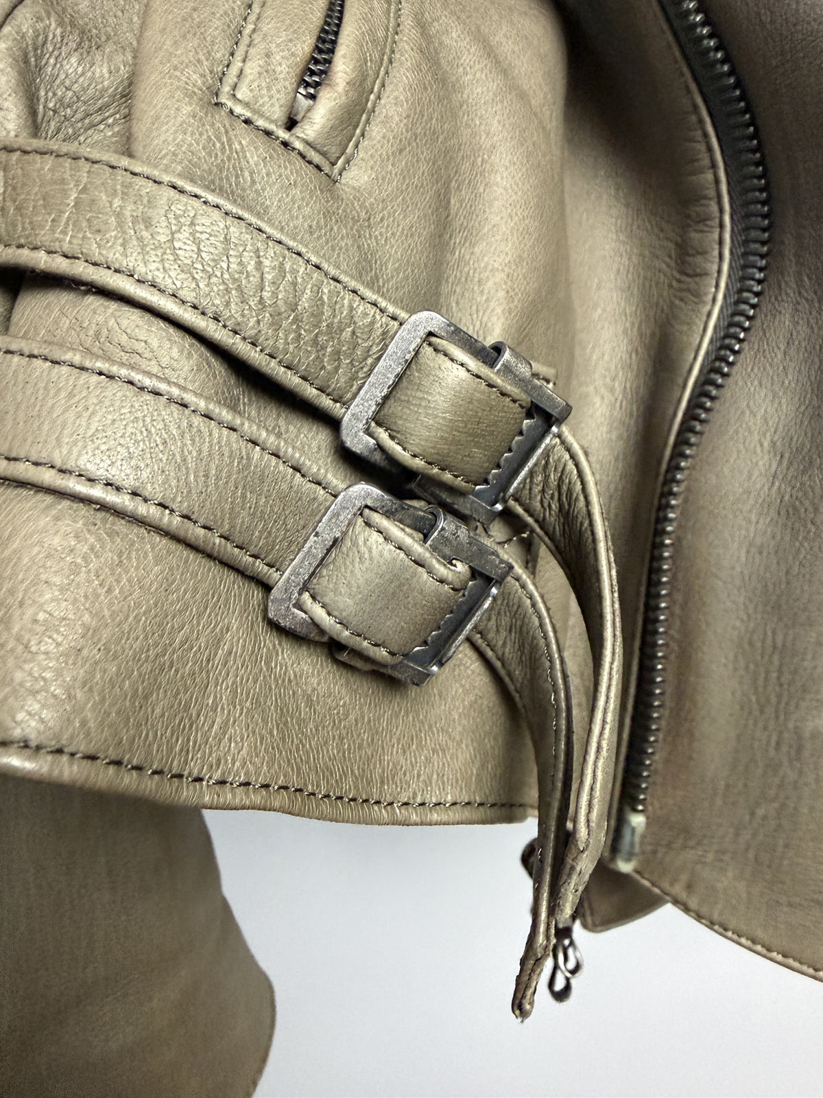 Buckled hip straps, macro