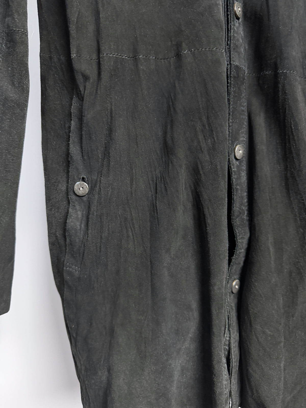 Buttoned welt pocket at the hip