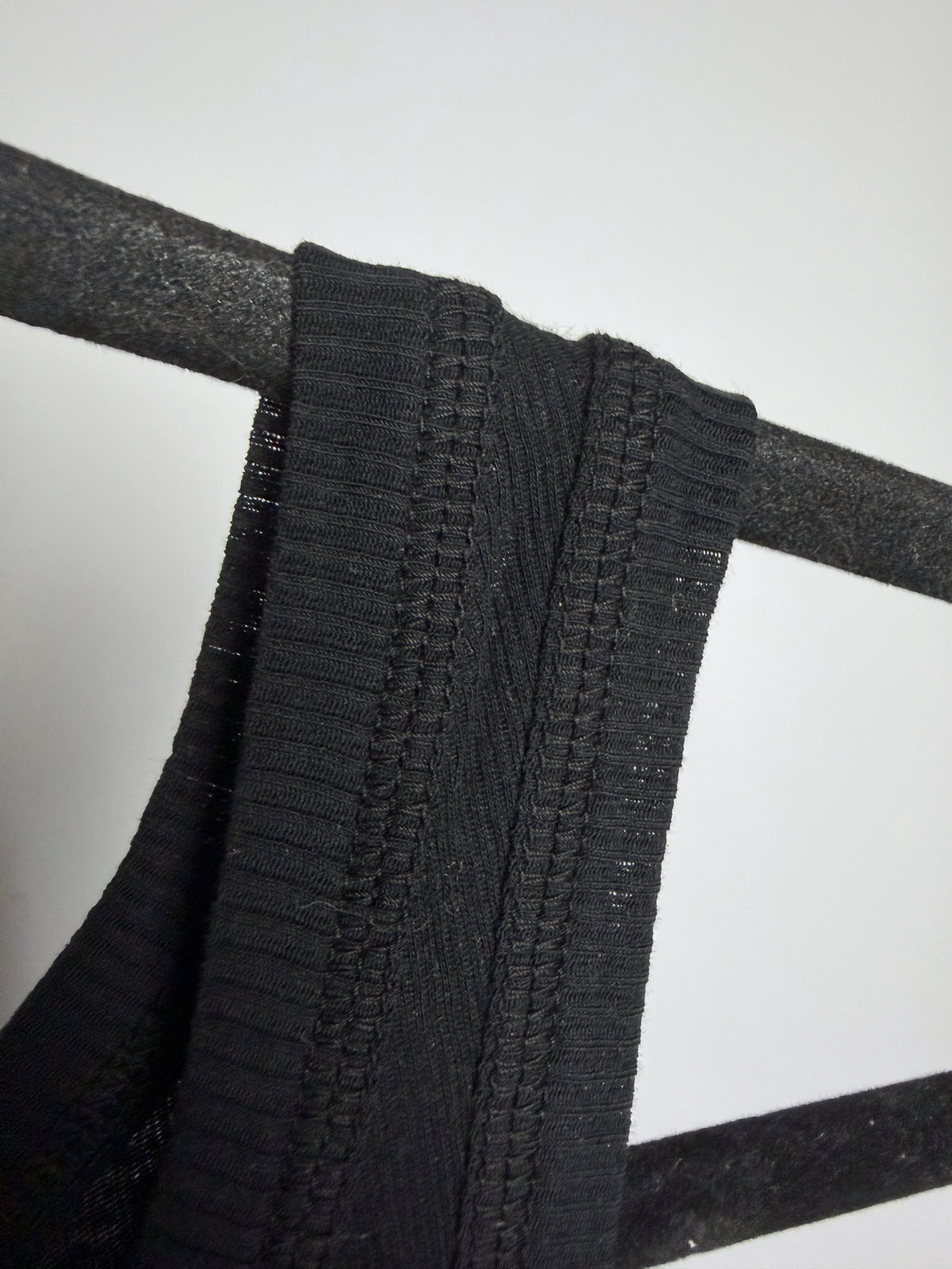 Ribbed knit strap, macro