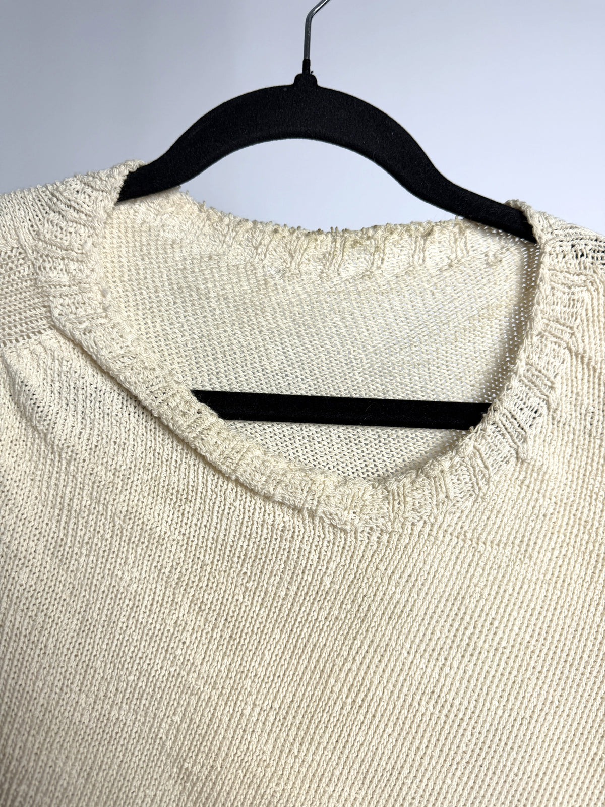Twisted neckline seen from the back