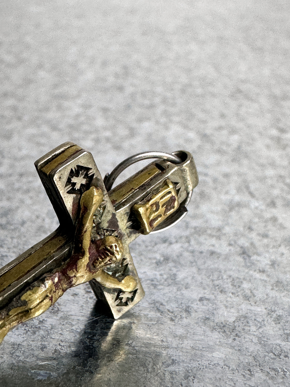 INRI scroll and split ring, close