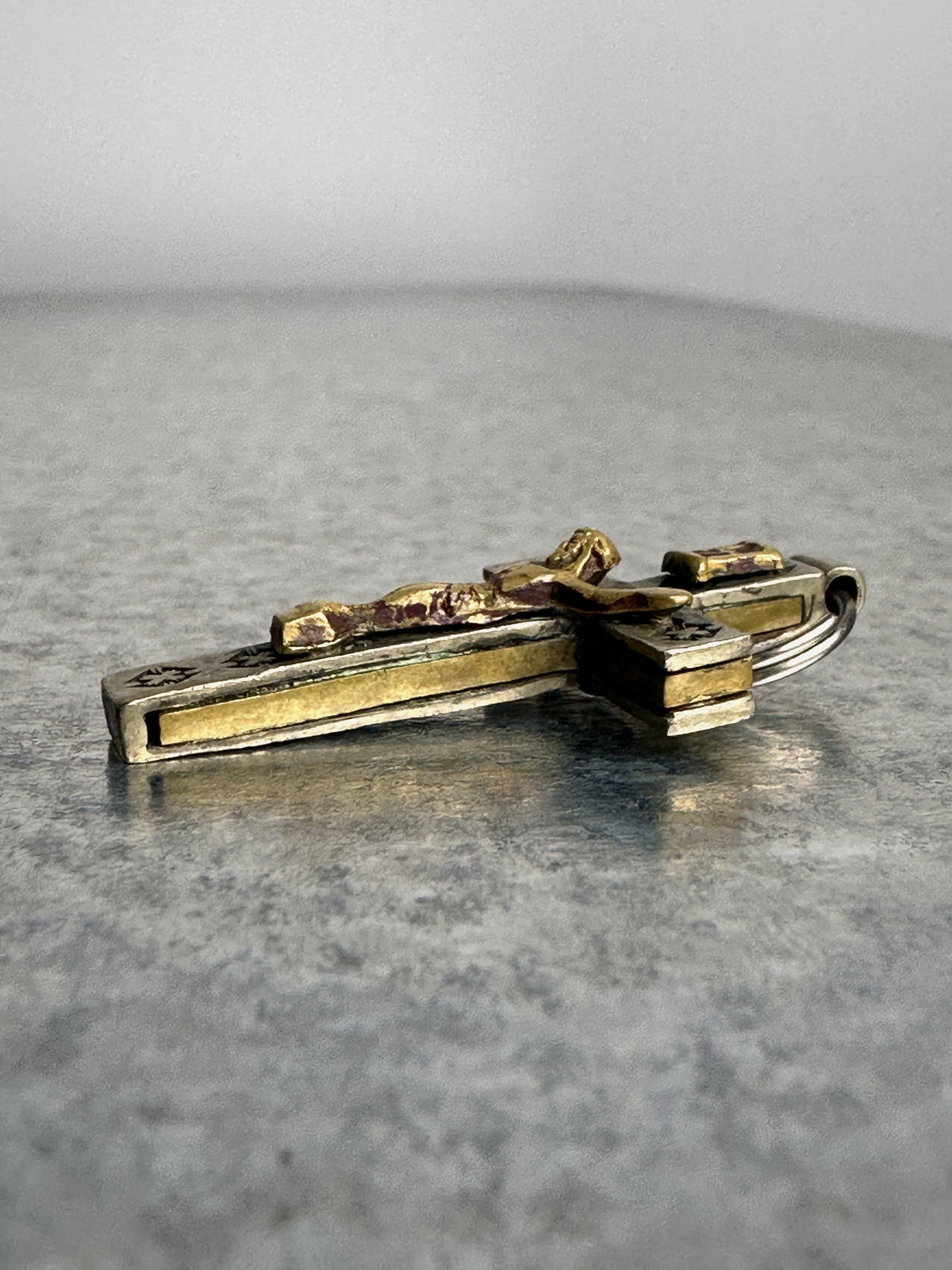 Side profile, brass inlay through the open sides