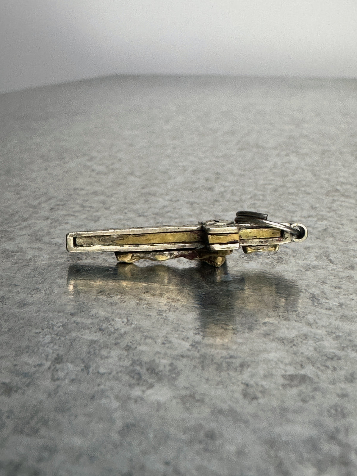 Edge, brass core between the plates