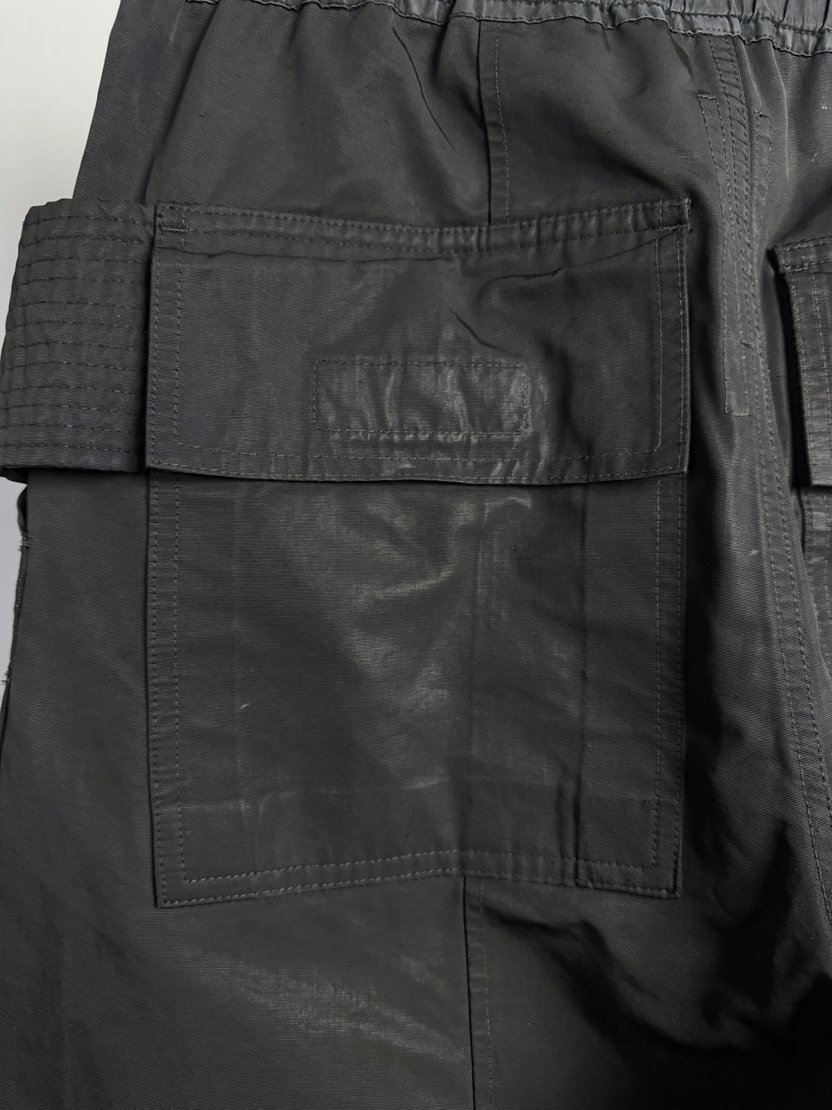 Back pockets, sheen of the MU cloth