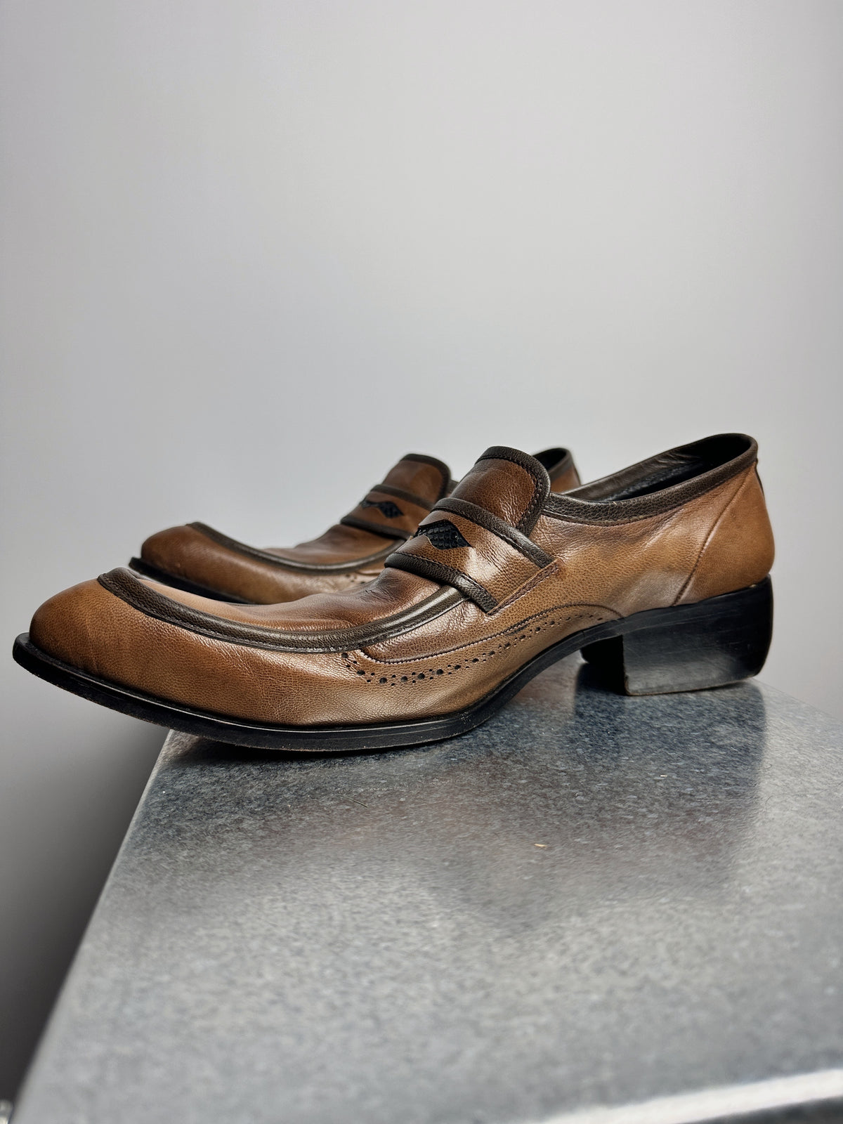 Pair, three-quarter