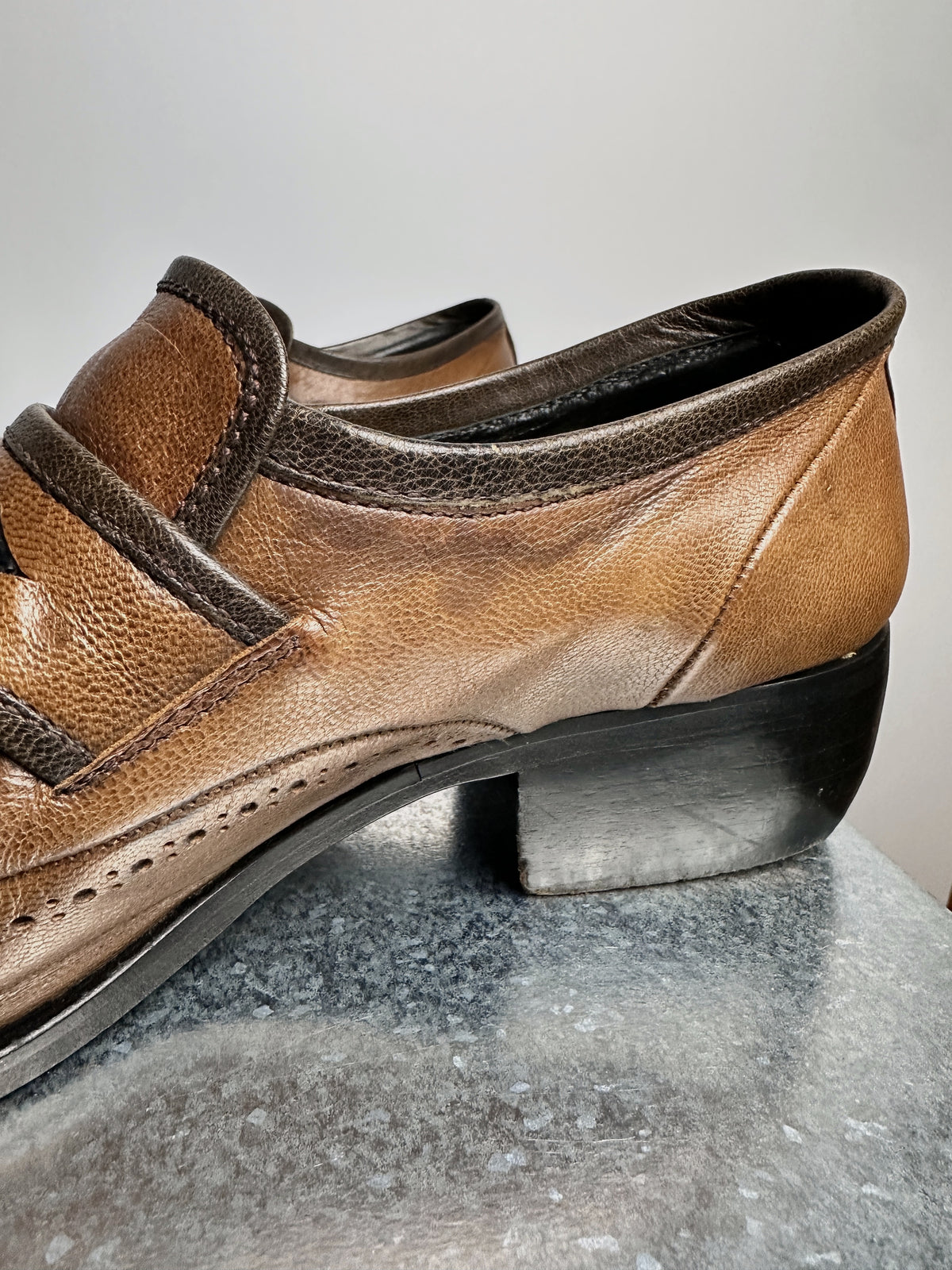 Heel counter, piping