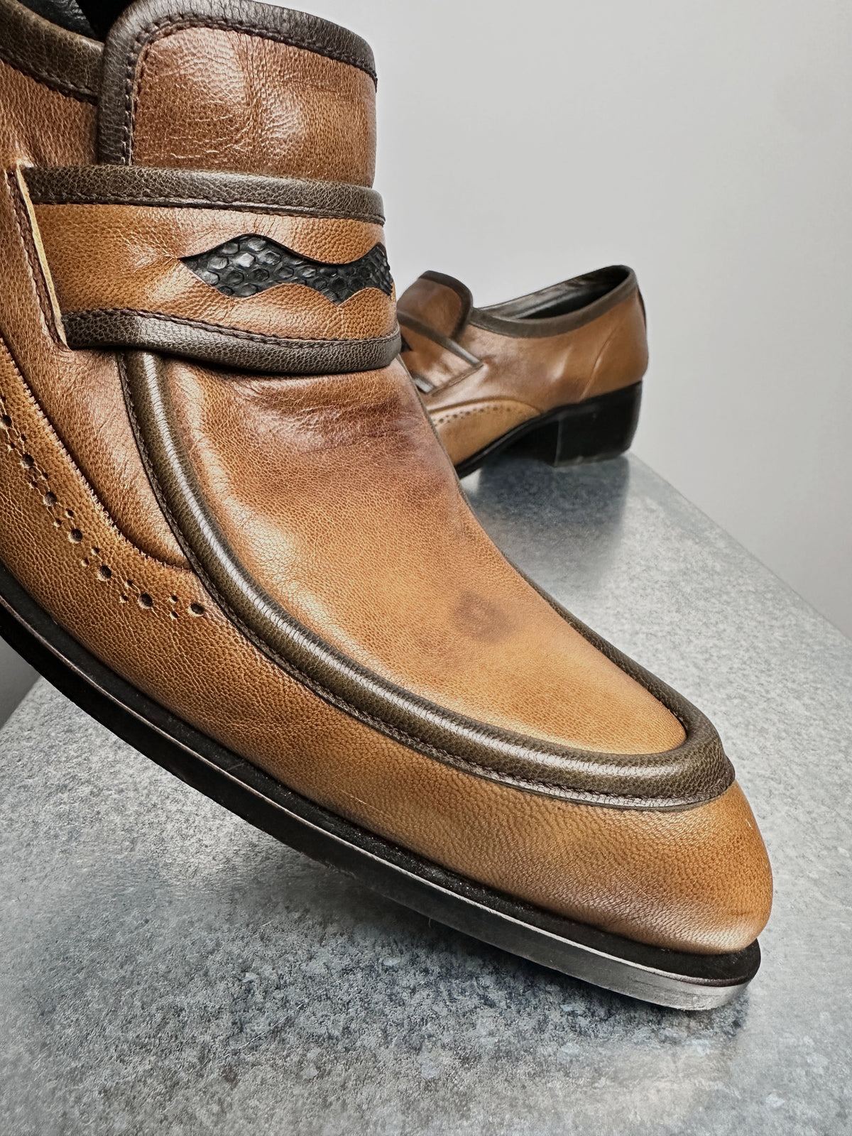 Toe and saddle strap