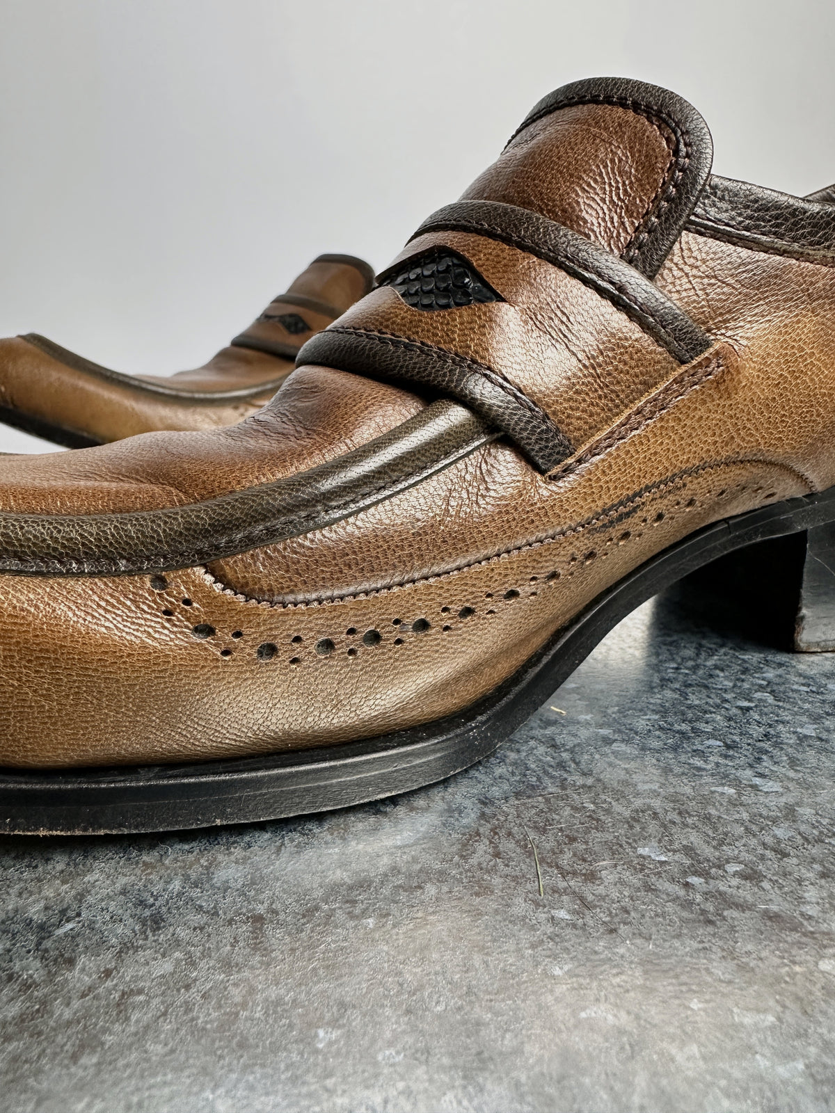 Side, brogue perforations