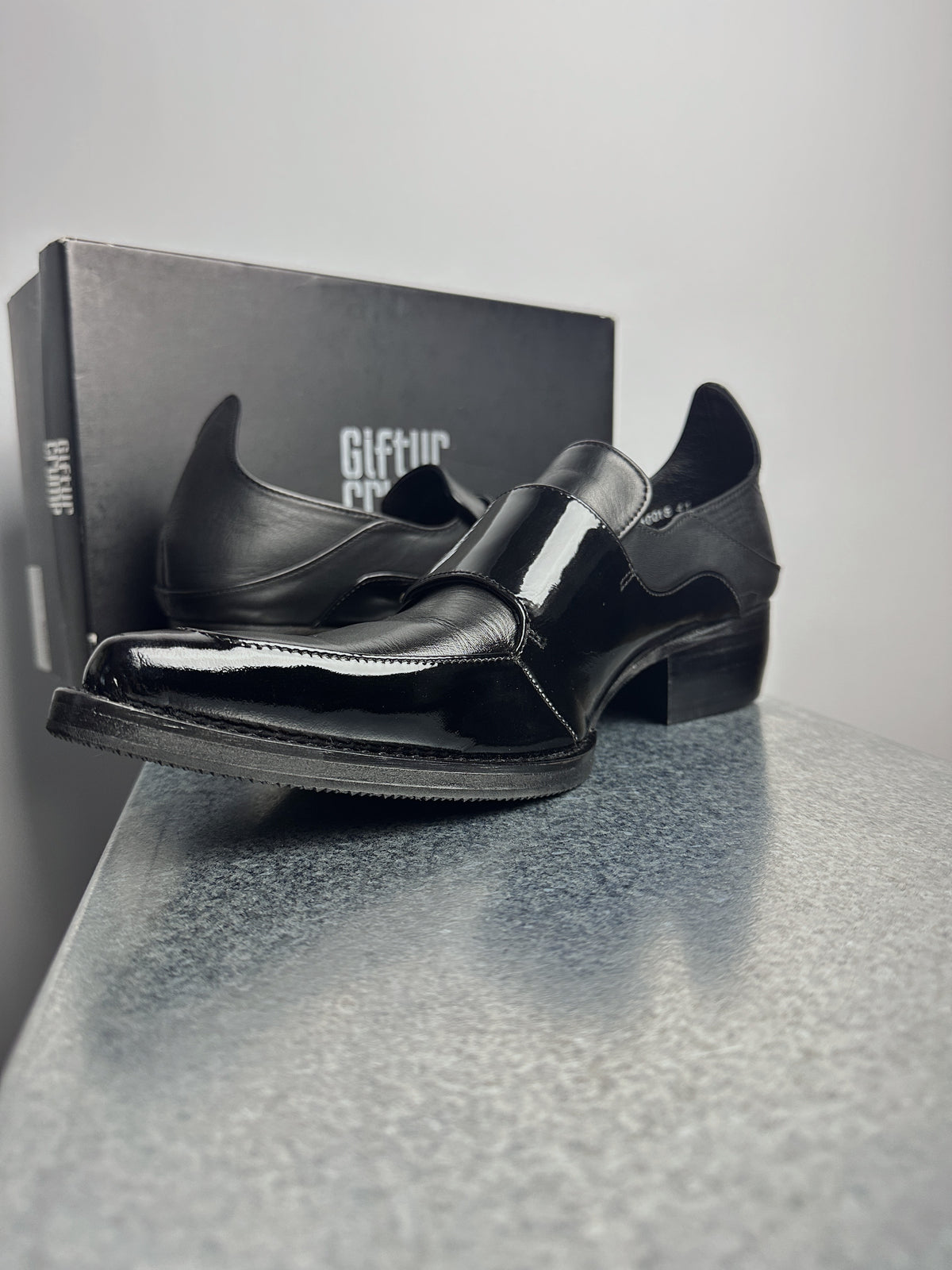 Pair, angled