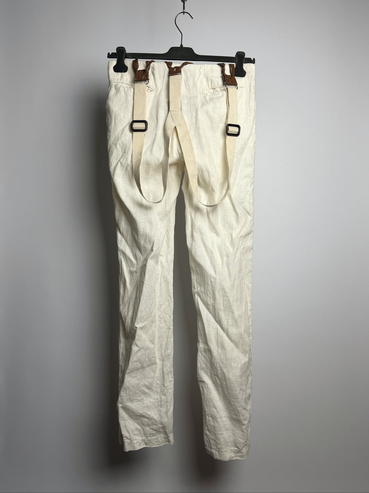 Back, braces crossing through leather tabs
