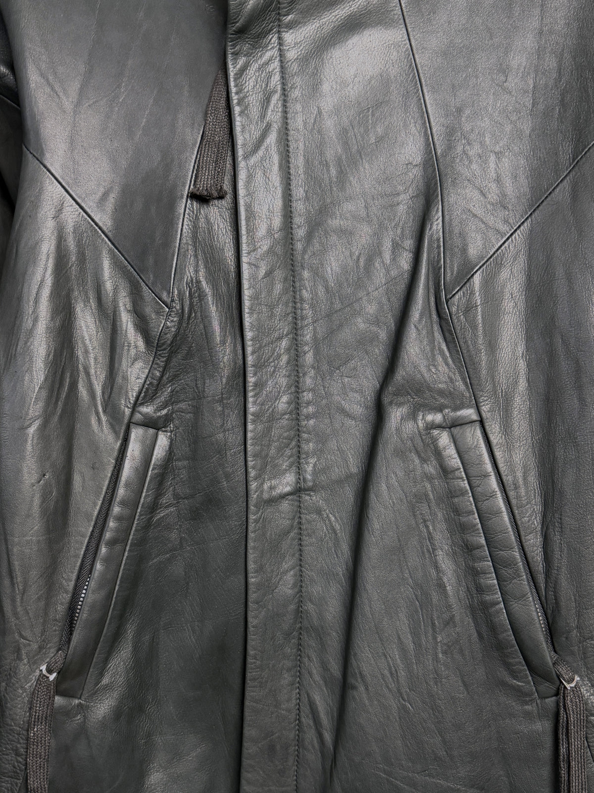 Diagonal chest zip with cord pull