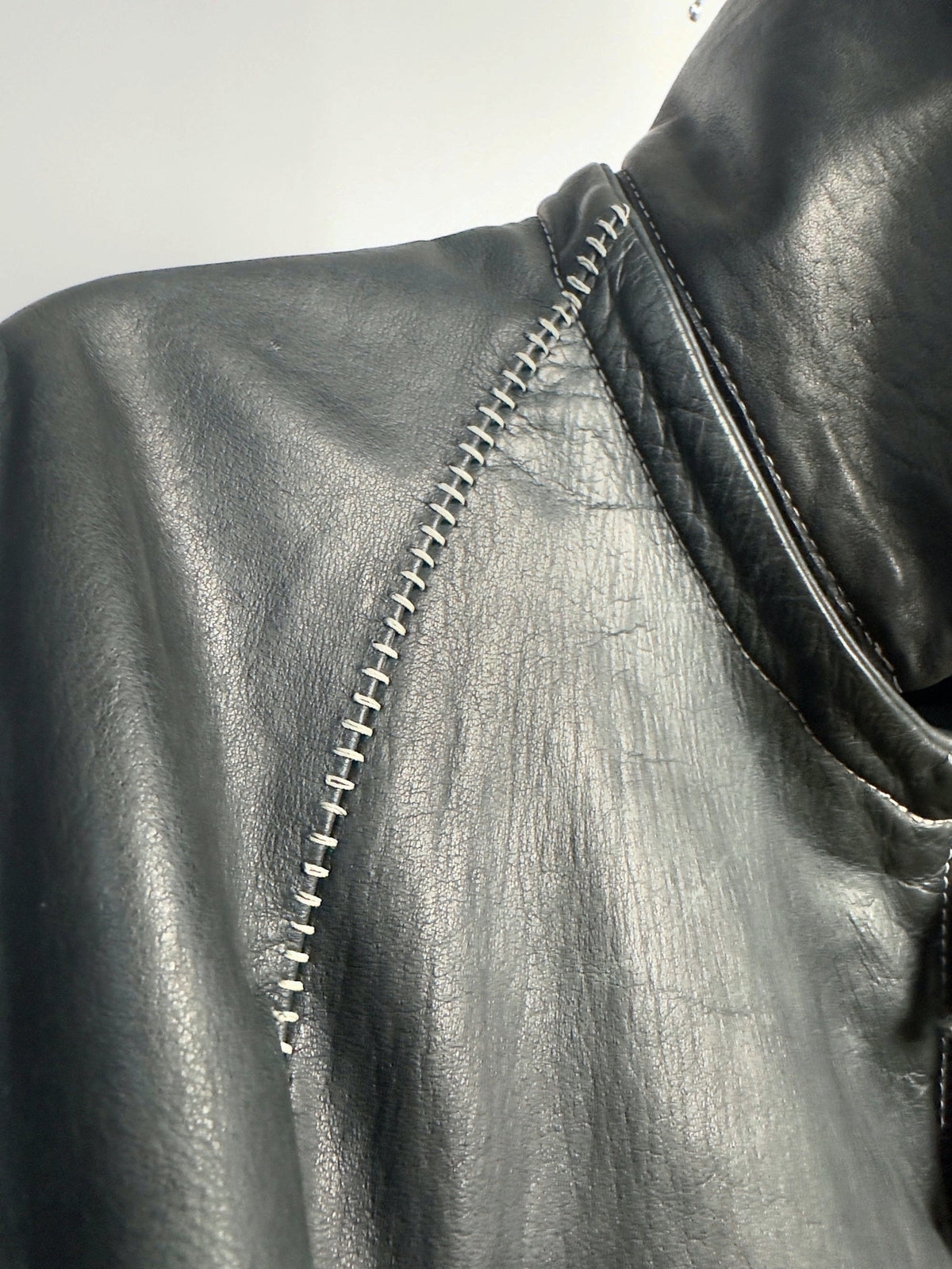 Scar stitch seam at the shoulder