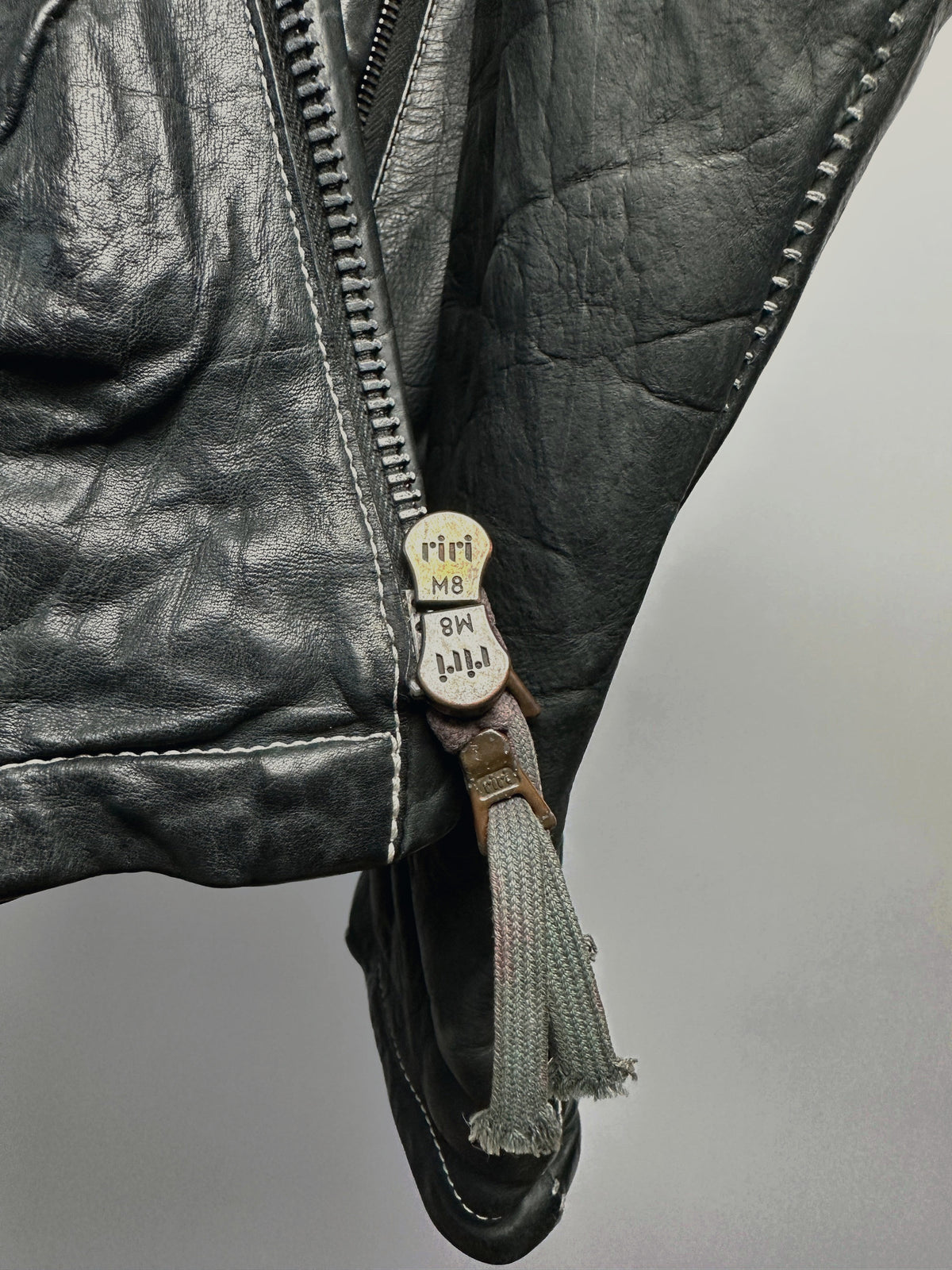 riri M8 zipper and braided pull
