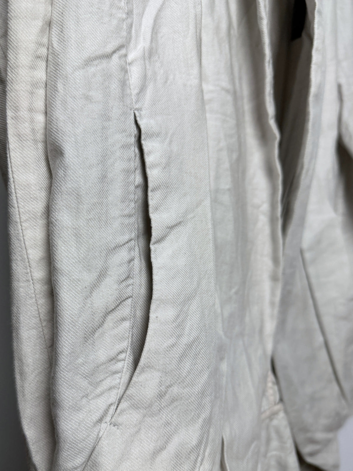 Curved welt pocket