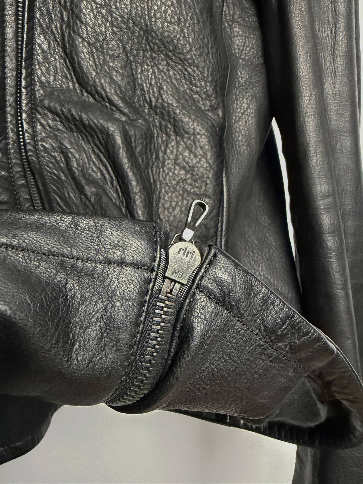 riri M6 zip at the cuff
