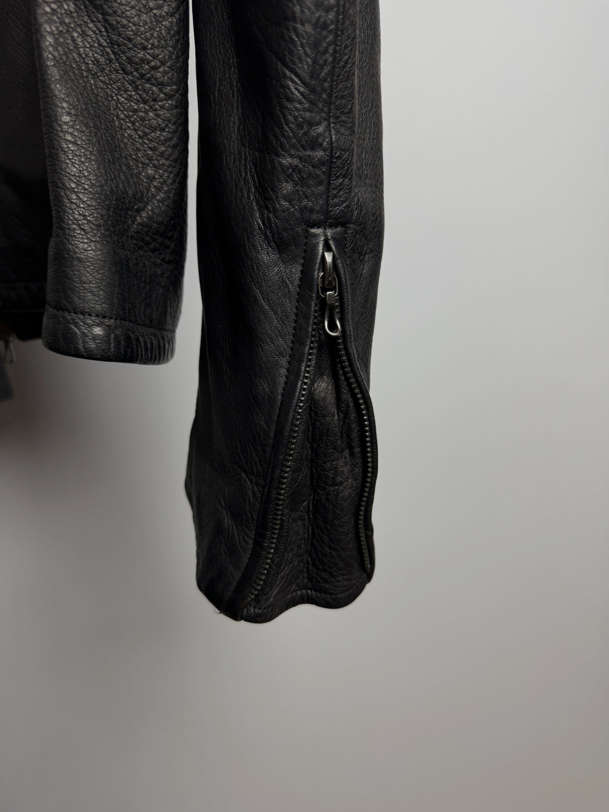 Sleeve and zipped cuff