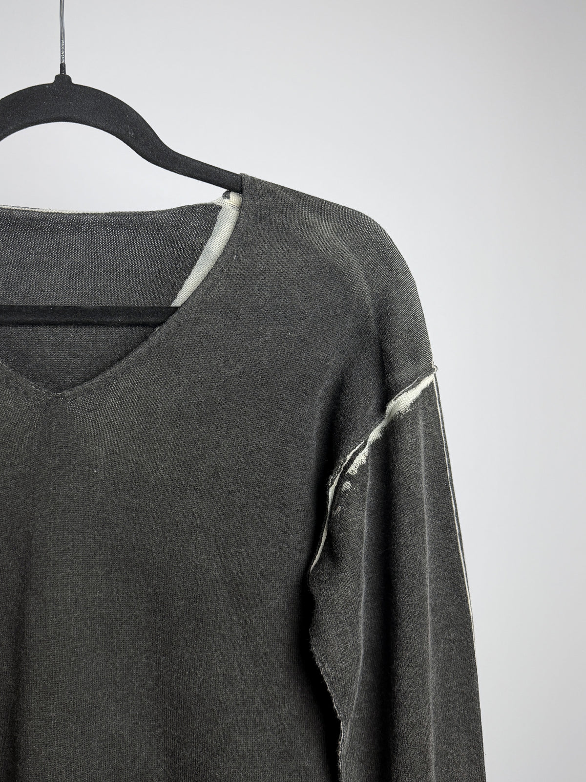 V-neck and raglan seam, ecru breaking through