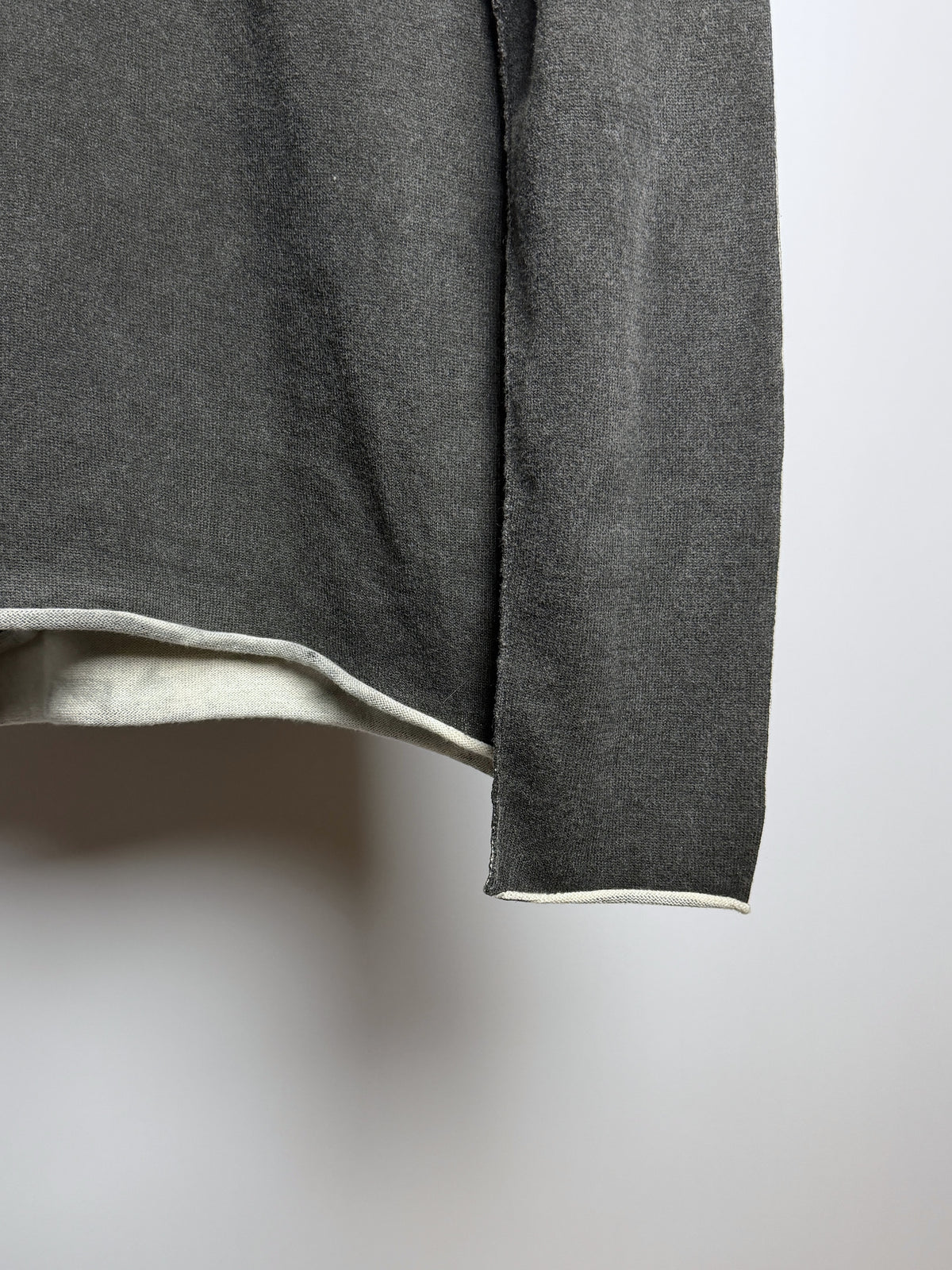 Stepped hem, ecru inner face
