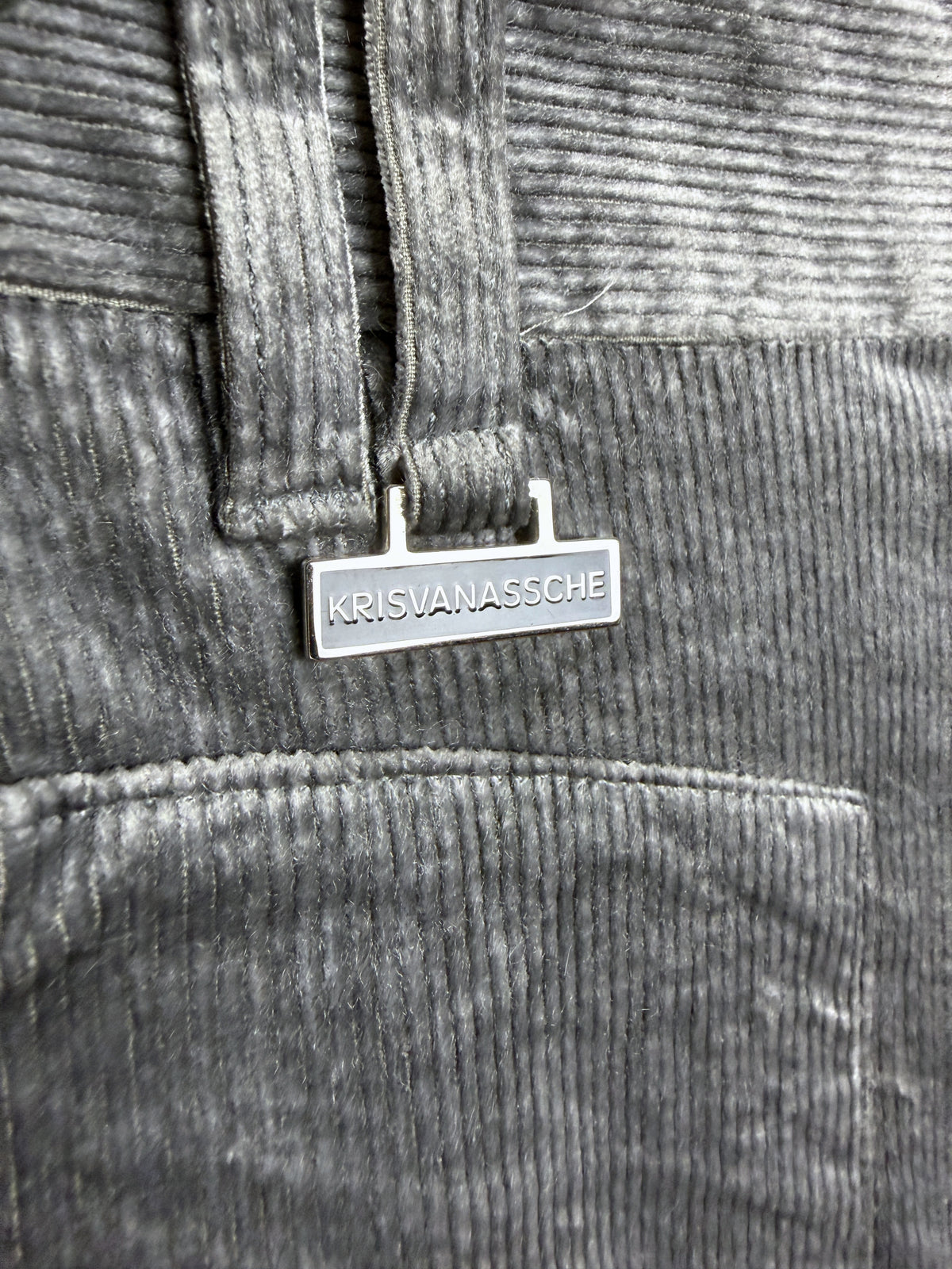 Waist, ring-pull zips and plate