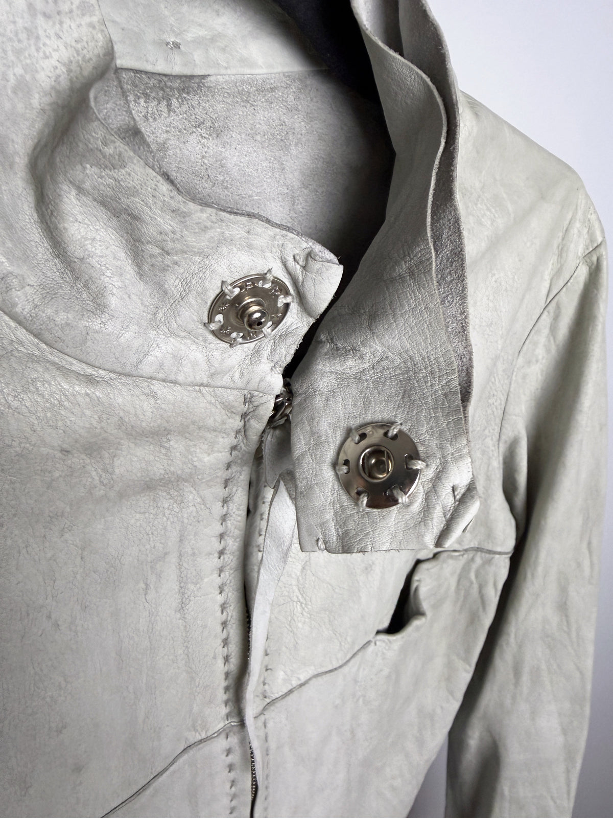 Collar snaps, open